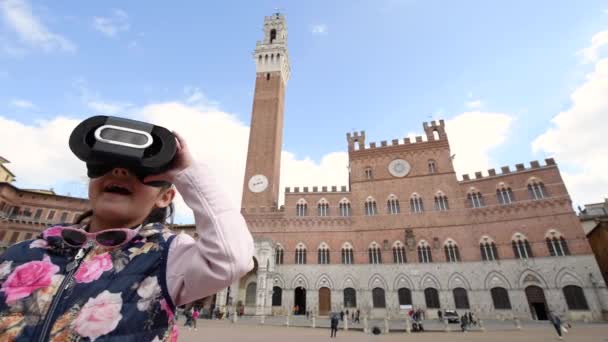 Imagens Adorável Menina Com Headset Praça Central Siena — Vídeo de Stock