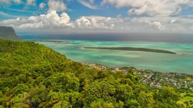 Mauritius kıyılarının panoramik hava manzarası, Afrika. Okyanus ve bitki örtüsüyle güneşli bir gün.