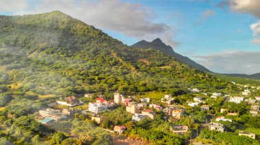 Mauritius, Afrika 'nın inanılmaz hava manzarası. Kıyı ve orman.