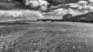Maconde bakış açısı. Mauritius 'ta Kaptan Matthew Flinders' a bir anıt, İHA 'nın hava görüntüsü..
