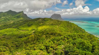 Mauritius kıyılarının panoramik hava manzarası, Afrika. Okyanus ve bitki örtüsüyle güneşli bir gün.