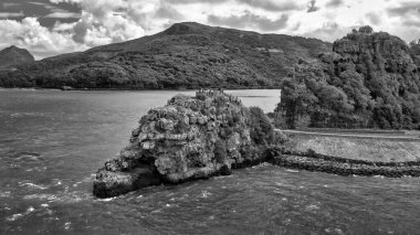 Mauritius 'taki popüler araba durdurma noktası Kaptan Matthew Flinders Anıtı, insansız hava aracı manzaralı..