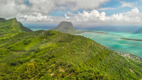 晴れた日にル モーン ビーチとモーリシャスの海岸線の空中ビュー — ストック写真