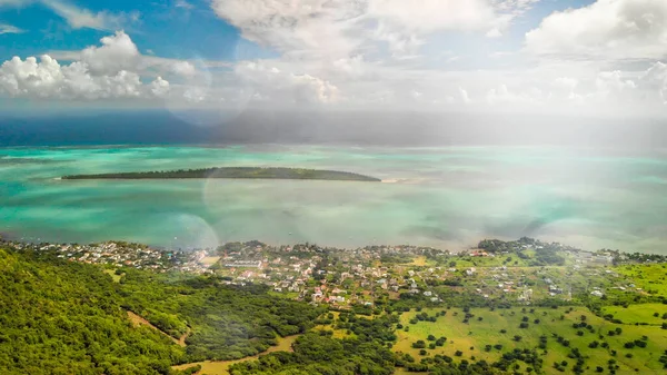 Panoramatický Letecký Výhled Pobřeží Mauricia Africe Slunečný Den Oceánem Vegetací — Stock fotografie