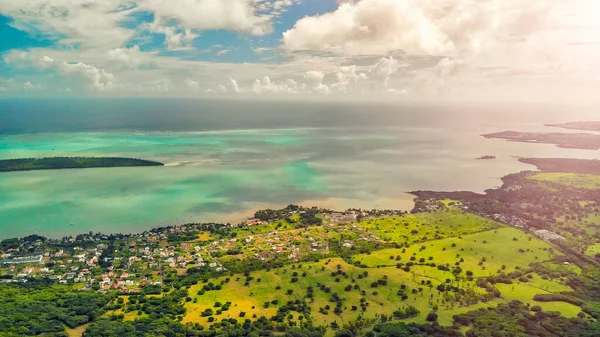 毛里求斯海岸线全景航空图 有海洋和植被的阳光灿烂的日子 — 图库照片