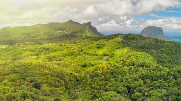 Mauritius kıyılarının panoramik hava manzarası, Afrika. Okyanus ve bitki örtüsüyle güneşli bir gün.