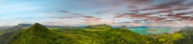 Mauritius kıyılarının panoramik hava manzarası, Afrika. Okyanus ve bitki örtüsüyle güneşli bir gün.