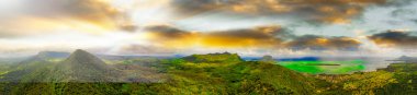 Mauritius kıyılarının panoramik hava manzarası, Afrika. Okyanus ve bitki örtüsüyle güneşli bir gün.