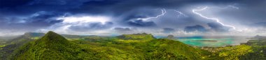Mauritius Adası 'nın inanılmaz panoramik manzarası tropikal fırtına yaklaşıyor, Afrika.