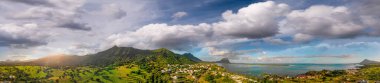 Güneşli bir günde Le Morne Sahili ve Mauritius kıyılarının havadan görünüşü.
