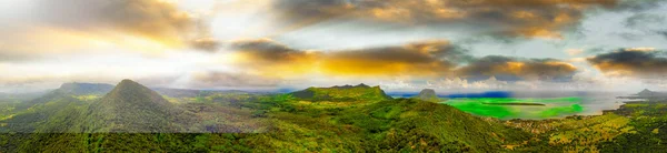 Panorámás Légi Kilátás Mauritius Tengerpartján Afrikában Napsütéses Nap Óceánnal Növényzettel — Stock Fotó