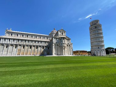 Field of Miracles ve Leaning Tower, Pisa. Güneşli bir günde turistler olmadan panoramik manzara.