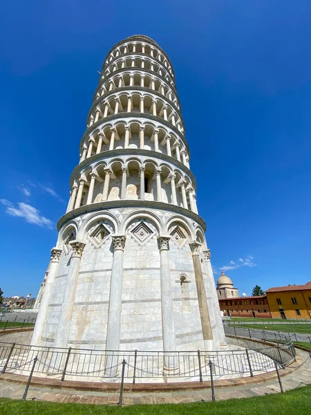 Eğik Pisa Kulesi Geniş Açı Görünümü — Stok fotoğraf