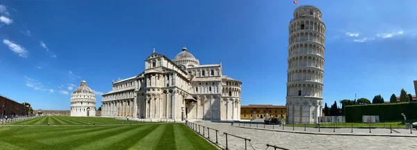 Field Miracles Leaning Tower Pisa Панорама Туристів Сонячний День — стокове фото