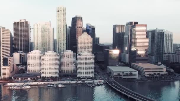 Amazing Downtown Miami skyline aerea da Brickell Key in una mattina di sole, Florida al rallentatore — Video Stock