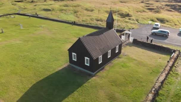 Černá církev v Budiru na Islandu. Letecký pohled při západu slunce z dronu. Zpomalený pohyb — Stock video