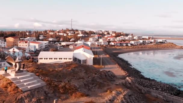 공중에서 내려다본 아이슬란드 의 Snaefellsnes Peninsula 에 있는 Borgarnes 의 모습. 여름 시즌에는 해가 졌다. 느린 동작 — 비디오