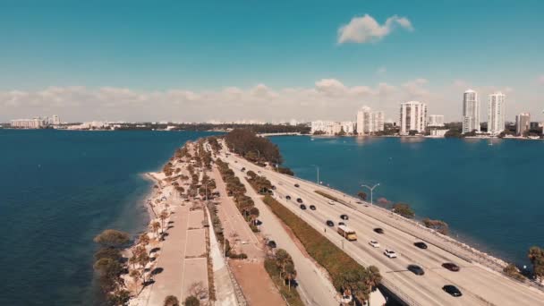 Tráfico sobre la Calzada Rickenbacker en Miami, vista aérea en cámara lenta. Movimiento lento — Vídeos de Stock