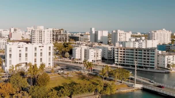 Geweldige skyline van Miami vanuit Miami Islands. Drone slow motion — Stockvideo