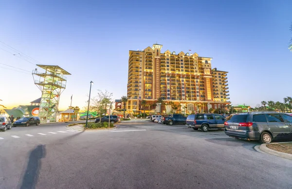 Destin Florida Helmikuu 2016 Destin Harbor Boardwalk Yöllä Parkkipaikalla — kuvapankkivalokuva