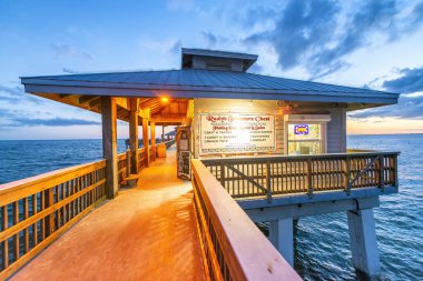TÜRKÇE, FLORIDA - Şubat 2016: Günbatımı renkleriyle Fort Myers İskelesi.
