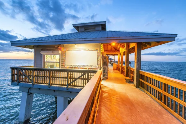 Impresionante Vista Del Muelle Largo Del Océano Atardecer Concepto Vacaciones —  Fotos de Stock