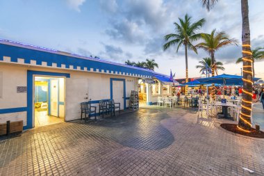 TÜRKÇE, FLORIDA - ŞUBAT 2016: Turistler gece gezintisinin keyfini çıkarıyorlar.