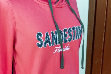 DESTIN, FLORIDA - ŞUBAT 2016: Dükkanda Sandestin gömleği, turist hatırası.