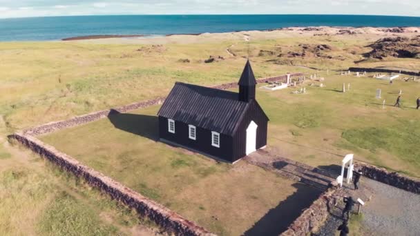The Black Church of Budir, Islandia. Pemandangan udara saat matahari terbenam dari drone. Gerakan lambat — Stok Video