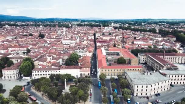 Atemberaubende Luftaufnahme von Lucca, der berühmten Stadt der Toskana. Zeitlupe — Stockvideo