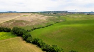 İlkbahar mevsiminde güzel Toskana Tepeleri 'nin muhteşem hava manzarası, İtalya