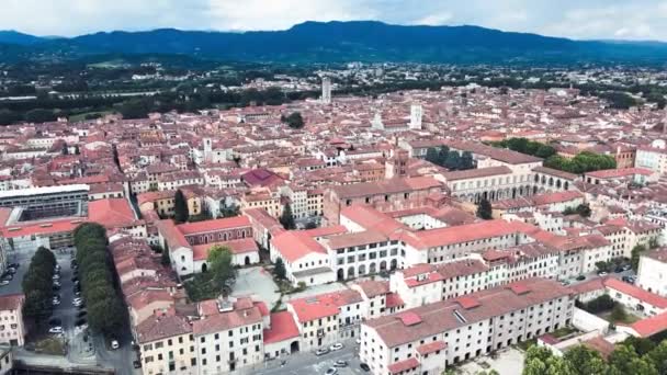 Vista aérea incrível de Lucca, famosa cidade da Toscana — Vídeo de Stock