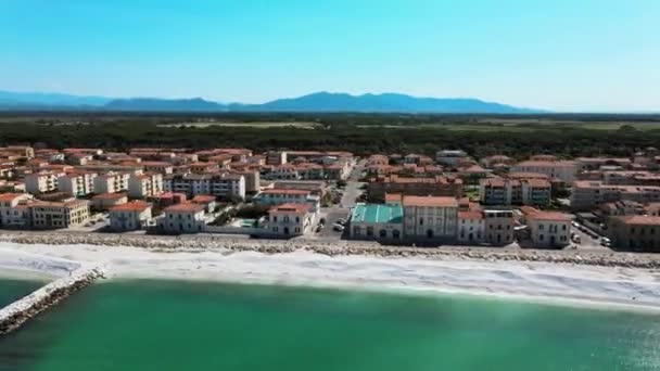 Úžasný letecký výhled na pobřeží Marina di Pisa, Toskánsko — Stock video