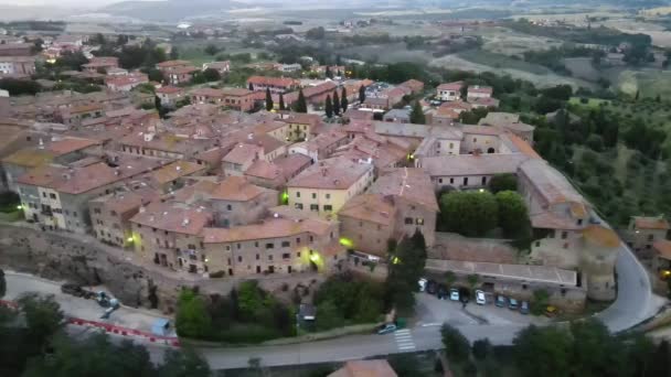 Pienza, Toskánsko. Letecký pohled na západ slunce slavného středověkého města — Stock video