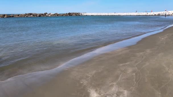 Vista aérea incrível da costa de Marina di Pisa, Toscana. Movimento lento — Vídeo de Stock