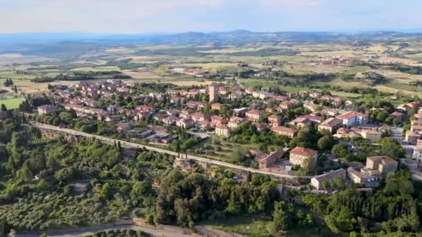 Pienza, Toscana. Vista aérea al atardecer de la famosa ciudad medieval — Vídeos de Stock