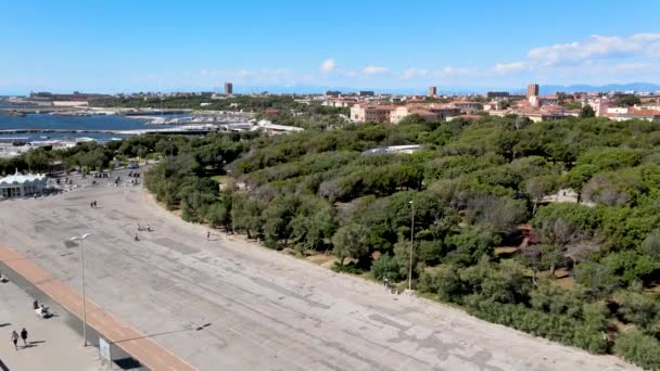Καταπληκτική εναέρια θέα της ακτογραμμής Λιβόρνο, Τοσκάνη. Αργή κίνηση — Αρχείο Βίντεο