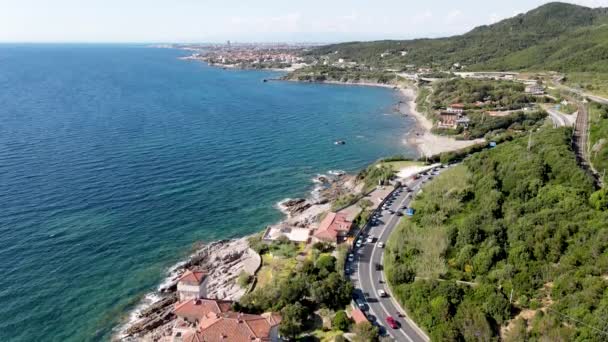 İtalya 'nın Calafuria bölgesindeki Toskana kıyı şeridinin inanılmaz hava manzarası. Yavaş çekim — Stok video