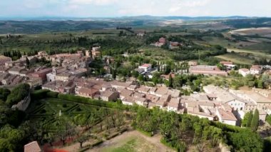 Toskana 'daki San Quirico ortaçağ kasabasının inanılmaz hava manzarası