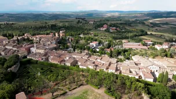 Удивительный вид с воздуха на средневековый город Сан-Квирико в Тоскане — стоковое видео