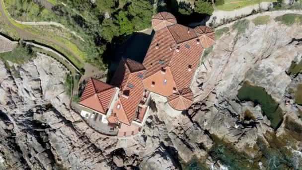 Incredibile vista aerea della costa toscana nella zona di Calafuria, Italia. Rallentatore — Video Stock