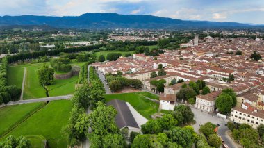 İtalya 'nın Toskana kentindeki Lucca Ortaçağ kasabasının inanılmaz hava manzarası