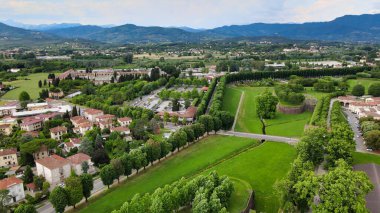 İtalya 'nın Toskana kentindeki Lucca Ortaçağ kasabasının inanılmaz hava manzarası