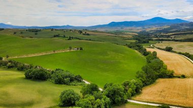 İlkbahar mevsiminde güzel Toskana Tepeleri 'nin muhteşem hava manzarası, İtalya.