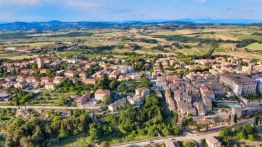 Pienza, Toskana. Ünlü ortaçağ kasabasının günbatımında hava manzarası.