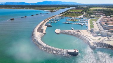 Marina di Pisa sahil şeridi, Toskana 'nın inanılmaz hava manzarası. İtalyan kıyıları havadan