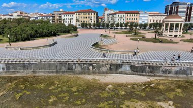Leghorn, Toskana 'daki Mascagni Meydanı' nın muhteşem hava manzarası. İHA 'dan İtalyan sahilleri