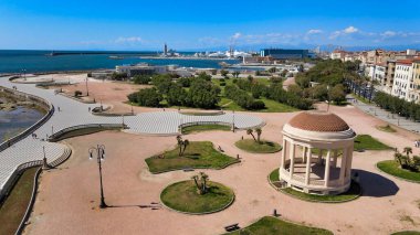 Leghorn, Toskana 'daki Mascagni Meydanı' nın muhteşem hava manzarası. İHA 'dan İtalyan sahilleri