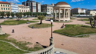 Leghorn, Toskana 'daki Mascagni Meydanı' nın muhteşem hava manzarası. İHA 'dan İtalyan sahilleri