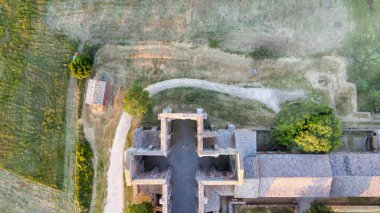 San Galgano Manastırı 'nın çatısı olmayan, ilkbahar mevsiminde Toskana Tepeleri' nin muhteşem hava manzarası..